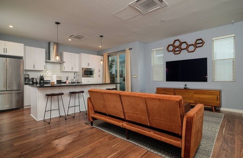Southwestern Sacramento Condo | Modern 2BD/2.5BA Condo in Sacramento, Near Dining, Shopping & Freeways!