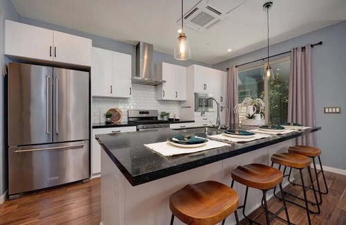 Southwestern Sacramento Condo | Modern 2BD/2.5BA Condo in Sacramento, Near Dining, Shopping & Freeways!