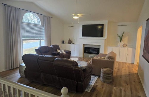 Neosho House | Spacious charming 5-bedroom 3 bath house in Neosho with game area