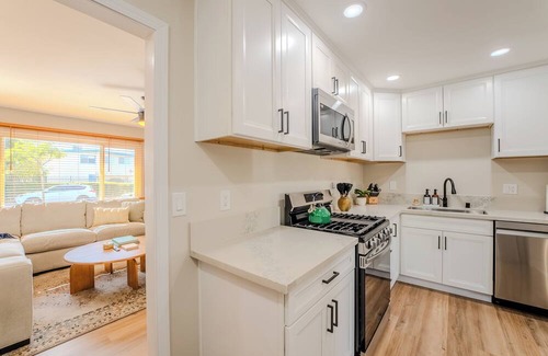 Bay Ho House | Charming central 3-bedroom house in sunny San Diego with yard and fire pit