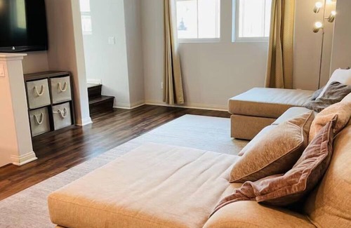 Van Nuys Apartment | Cozy 3-Bedroom Home with Private Baths – Fully Furnished and Ready for You!