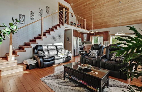 Saint Louis Cottage | Cheerful Cottage with Indoor Hot Tub. Great Getaway!