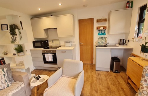 Botley Cabin | Botley Garden lodge, short walk to lots pubs and restaurants, train station.