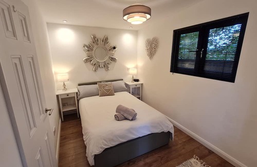 Botley Cabin | Botley Garden lodge, short walk to lots pubs and restaurants, train station.