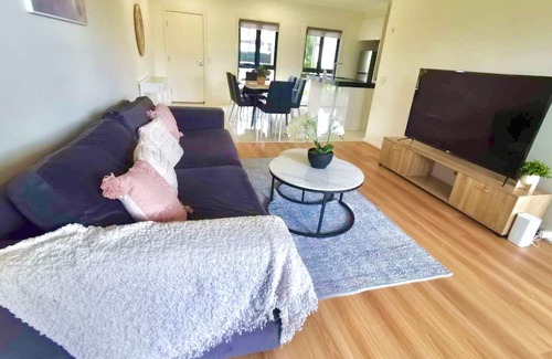 Kellyville House | Adorable 3 Br townhouse with wifi & parking