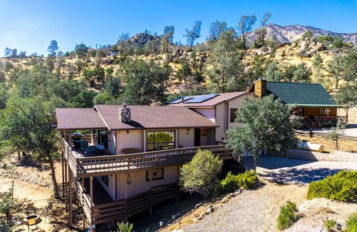 Kernville Cabin | Golden Deer Cabin: 3-Story Cozy Lodge, Game Room, Fire Pit, Mountain View, River