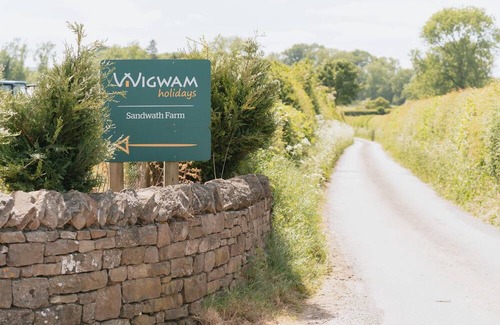 Kirkby Stephen Cabin | Cosy Cabin with Hot Tub near the Yorkshire Dales
