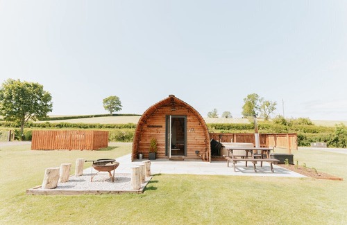 Kirkby Stephen Cabin | Cosy Cabin with Hot Tub near the Yorkshire Dales