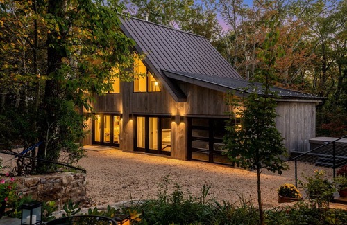 Nellysford House | Art & Soul Guest House: Mtn Views + Hot Tub