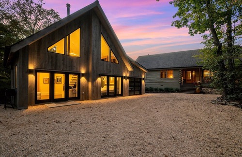 Nellysford House | Art & Soul Guest House: Mtn Views + Hot Tub