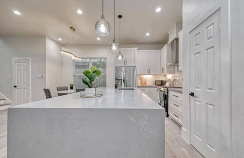 Greater East End House | Stylish Eado Haven: City Charm, Modern Comfort
