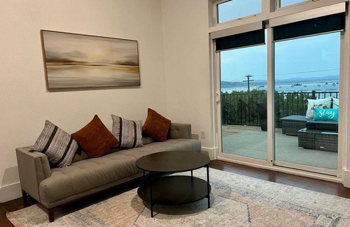 Hughes Park Lake House | Luxe & Comfy 3 bedroom- Villa: 5-star Location