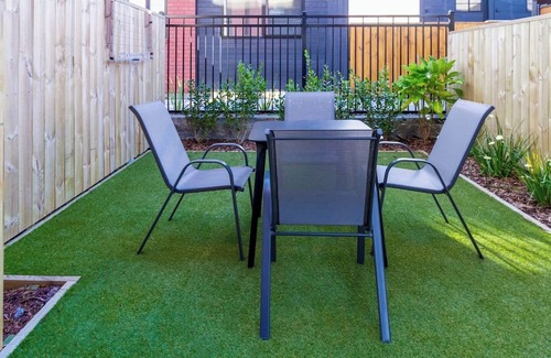 Henderson House | Prime West Auckland: 2Bedroom Townhouse