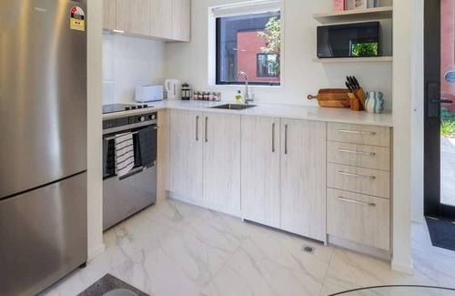 Henderson House | Conveniently Located 2BR Townhouse in West AKL