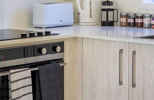 Henderson House | Conveniently Located 2BR Townhouse in West AKL