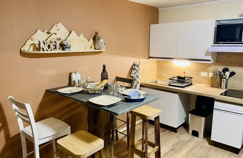 La Feclaz Apartment | Apartment 'Le Sabot De Venus' with Mountain View, Shared Garden and Wi-Fi