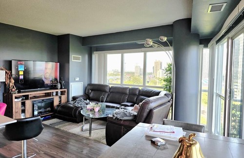 Mimico Condo | Cozy resort standard lake view family home