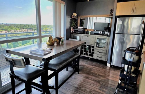 Mimico Condo | Cozy resort standard lake view family home