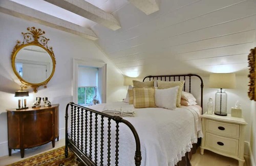 Creemore Bed & Breakfast | The Aviary - Queen Bedroom with Private Bath in Charming Creemore B&B