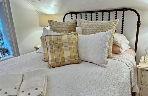 Creemore Bed & Breakfast | The Aviary - Queen Bedroom with Private Bath in Charming Creemore B&B