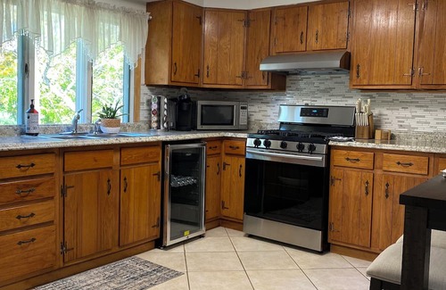 Schenectady Apartment | Charming 2-bedroom apartment shopping center Downtown & Casino minutes away