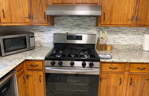 Schenectady Apartment | Charming 2-bedroom apartment shopping center Downtown & Casino minutes away