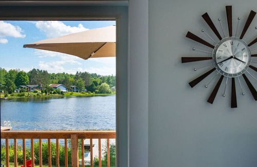 Namur Cottage | Detente Namur, a delightful two-bedroom chalet nestled by a tranquil small lake