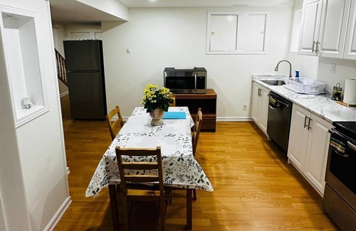Brampton Apartment | 2 Bedroom +1 Bath with Full Kitchen.Fully furnished cozy apartment.