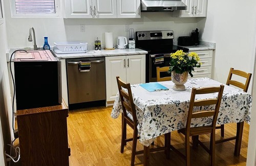 Brampton Apartment | 2 Bedroom +1 Bath with Full Kitchen.Fully furnished cozy apartment.