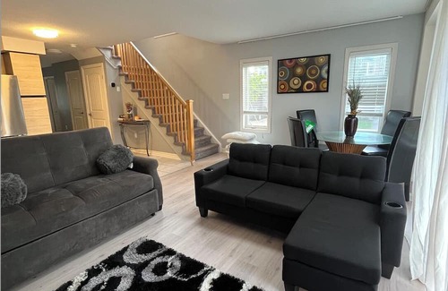 Guelph House | Bright & Cozy Home: Perfect for Families & Groups