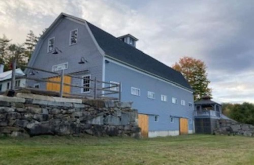 Buckfield House | Whispering Waters Farmhouse & Wedding Barn