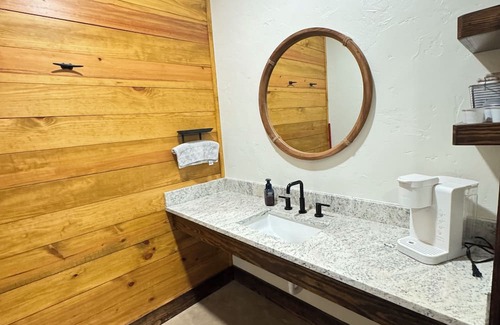 Palestine Cabin | Secluded Cozy Cabin in the East Texas Woods 20 mins. to Polar Express 1 of 2