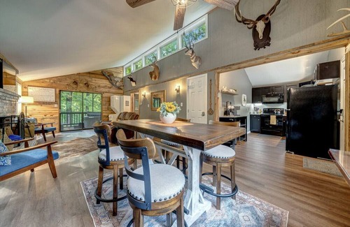 The Woods Cabin | Chic Getaway with Hot Tub & opt. Resort Access
