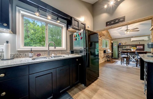The Woods Cabin | Chic Getaway with Hot Tub & opt. Resort Access