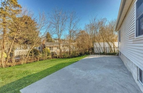 Sound Beach Apartment | Charming Hilltop one bedroom apartment in Sound Beach
