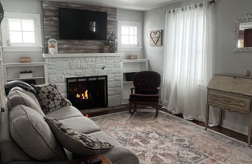 Hamburg House | Cozy Cape in the Heart of Hamburg Village