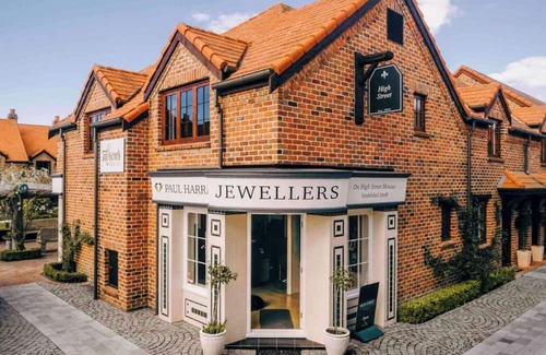 Stoke Apartment | Charming 2-bedroom country living apartment with fantastic amenities