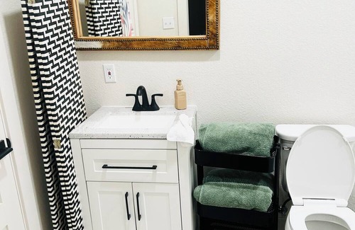 Weatherford Other | Charming farmhouse with 1 bedroom and WiFi, AC in amazing Weatherford TX