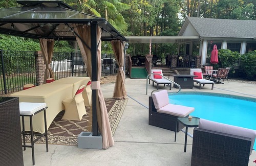 Rocky Mount House | treetop Paradise- pool, 6 beds, sand volleyball, outdoor Kitchen, & movie room