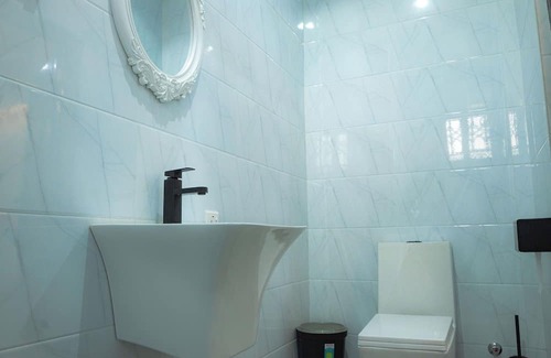 Accra Apartment | Modern 2-bedroom apartment with WiFi, AC in lovely Accra-Winneba Road,Blue Rose