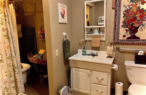 Alton Bed & Breakfast | Charming Mississippi Riverview 3-bedroom innn in lovely Historic downtown Alton