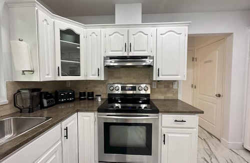 East Newton North House | Private Resort Like Living in Metro Vancouver. Free Parkings.