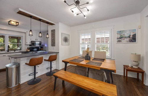 East Nashville House | Historic bungalow in East Nashville- 10 min walk to Nissan Stadium!