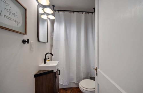 East Nashville House | Historic bungalow in East Nashville- 10 min walk to Nissan Stadium!