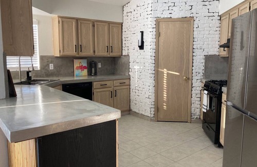 Lemoore House | Family friendly, pet-friendly Casa in heart of Lemoore