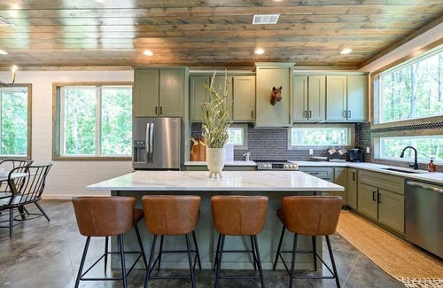 Pickens Cabin | Seasonal Private Swimming Pool, Hot Tub, Fire Pit