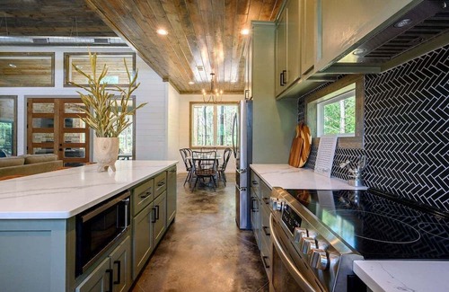 Pickens Cabin | Seasonal Private Swimming Pool, Hot Tub, Fire Pit