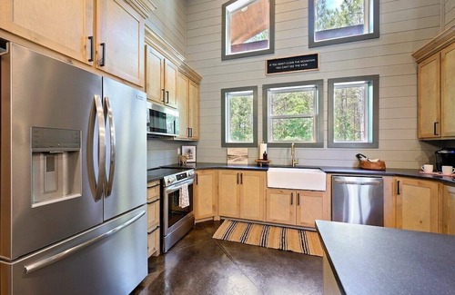 Pickens Cabin | Swimming Pool, Hot Tub, Fire Pit, Pet-Friendly