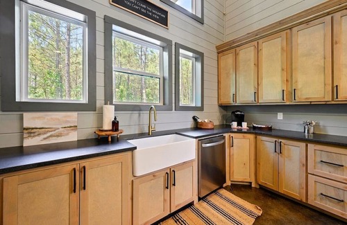 Pickens Cabin | Swimming Pool, Hot Tub, Fire Pit, Pet-Friendly