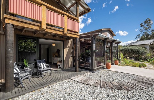 Brightwater House | Higgs Rest in Tasman - central location to national parks, dog friendly